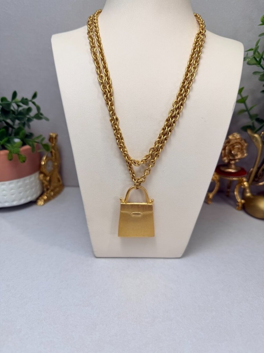 Vintage Gold Tone Purse Pendant Necklace Long Chain Statement Pretty - Picture 2 of 8
